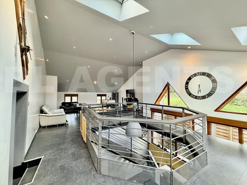 Maison - 225 m² - 8 pièces