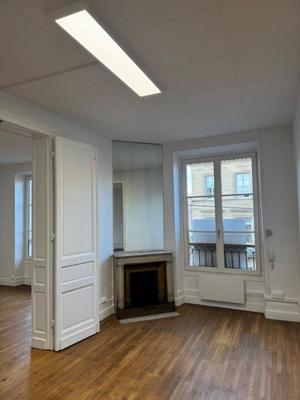 Bureau - 110 m² - 6 pièces