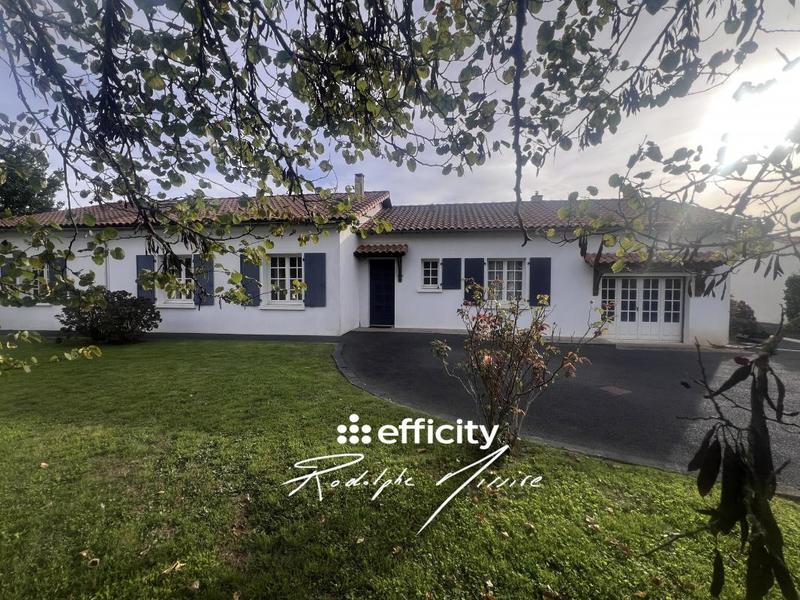 Maison - 220 m² - 8 pièces