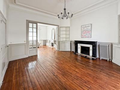 Maison - 220 m² - 8 pièces
