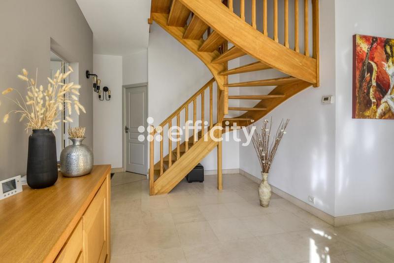 Maison - 255 m² - 9 pièces