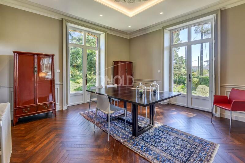 Maison - 245 m² - 9 pièces