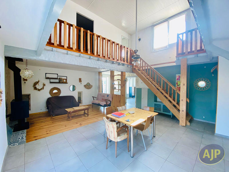 Maison - 211 m² - 7 pièces