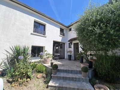 Maison traditionnelle - 200 m² - 7 pièces