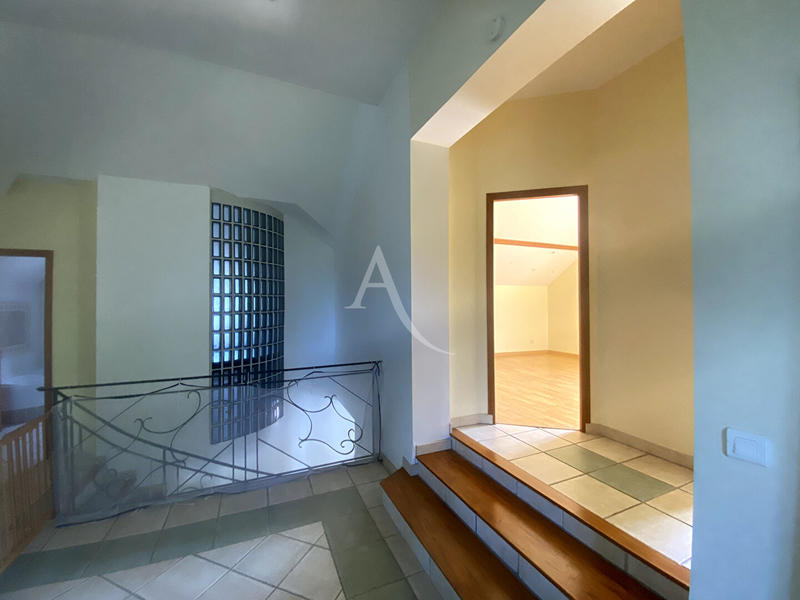 Maison - 214 m² - 8 pièces