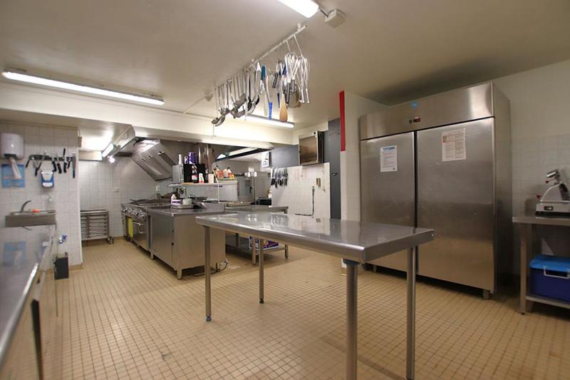 Maison - 1 300 m² - 40 pièces