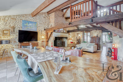 Maison - 1 600 m² - 40 pièces