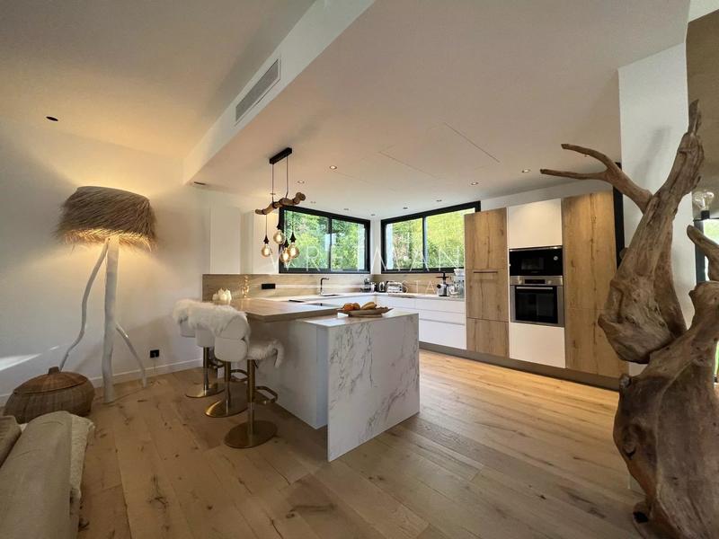 Maison - 220 m² - 7 pièces