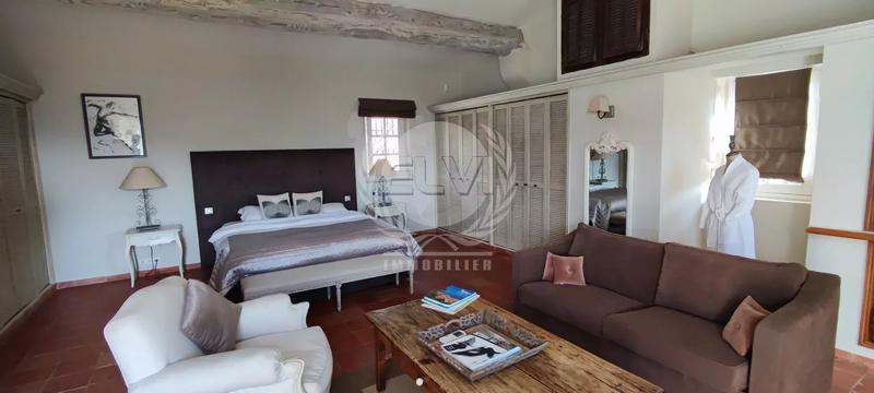 Maison - 280 m² - 10 pièces