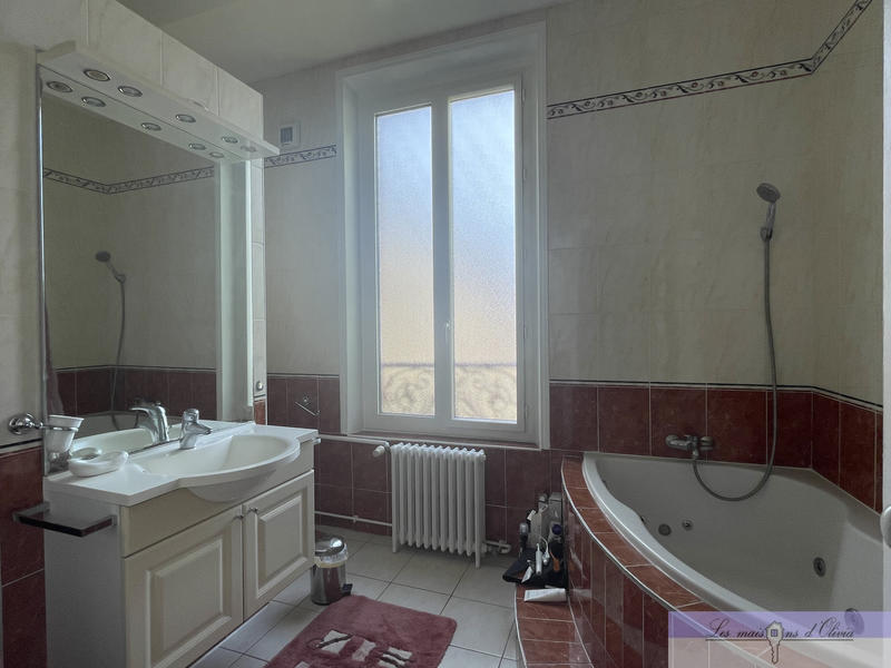 Maison - 258 m² - 9 pièces