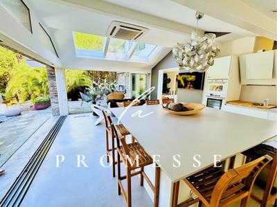 Villa - 301 m² - 9 pièces