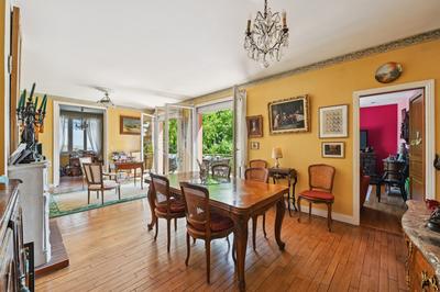 Maison - 220 m² - 8 pièces