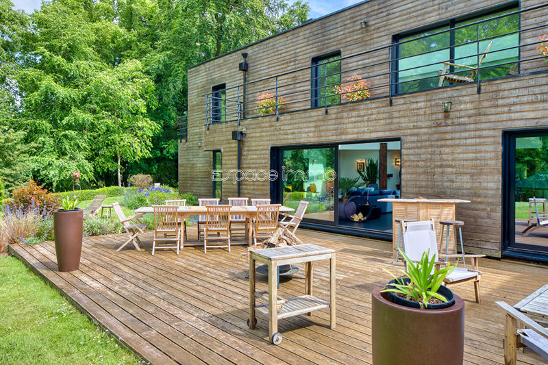 Maison - 630 m² - 8 pièces