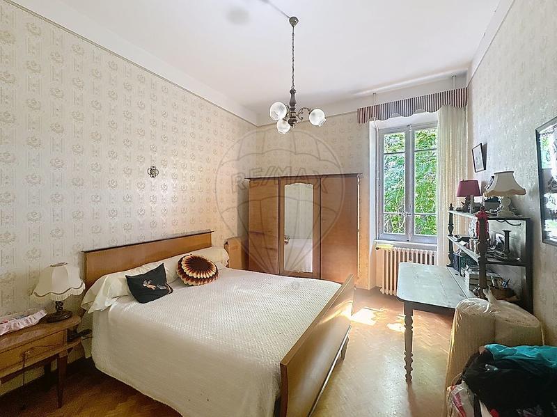 Maison - 243 m² - 9 pièces