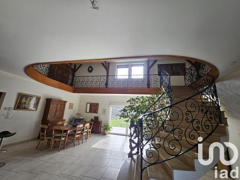 Maison - 360 m² - 10 pièces