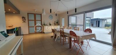 Maison - 240 m² - 8 pièces