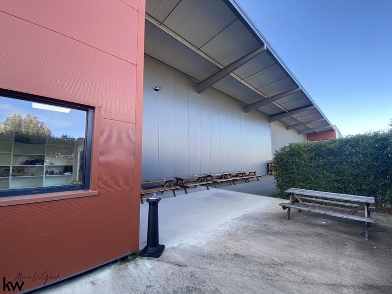 Magasins - 2 438 m²