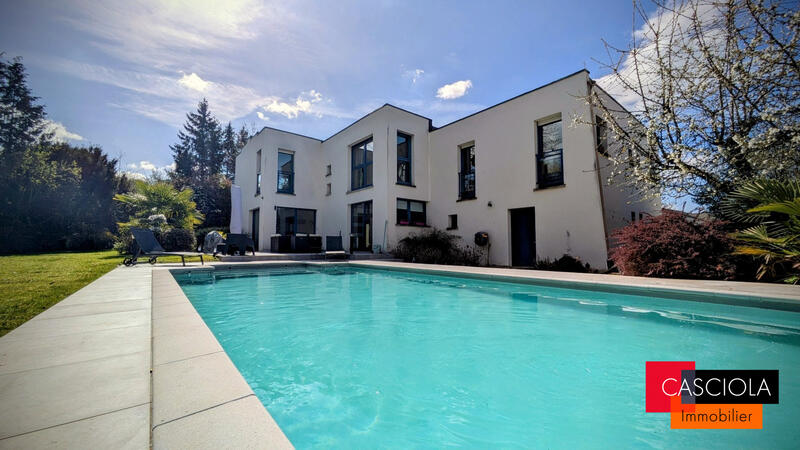 Maison - 185 m² - 8 pièces