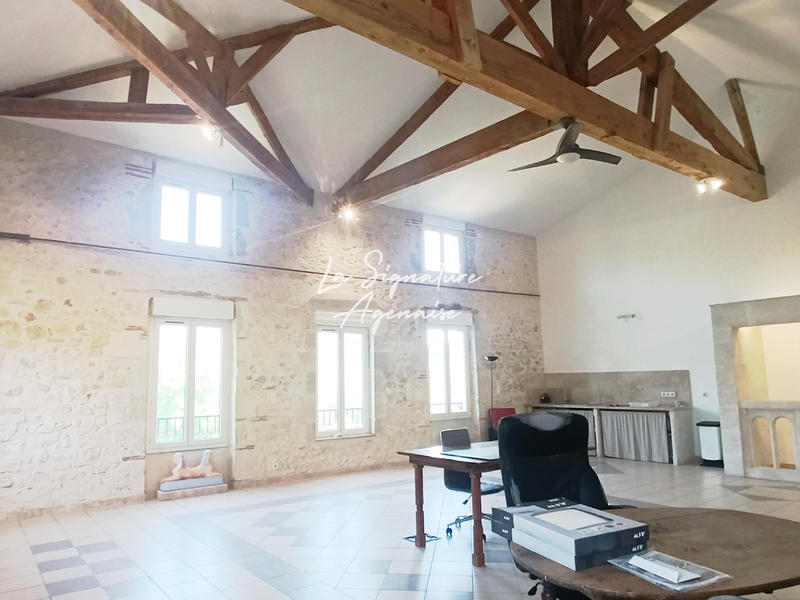 Propriété - 953 m² - 40 pièces