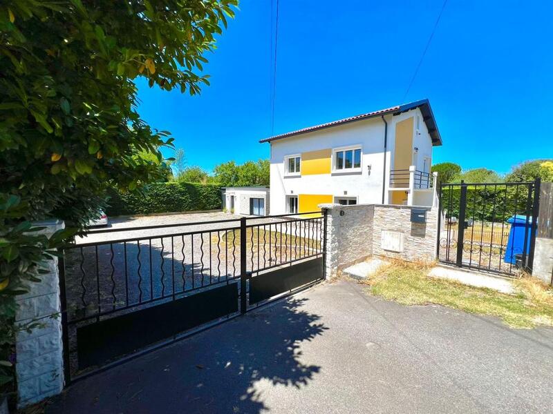 Maison - 220 m² - 7 pièces