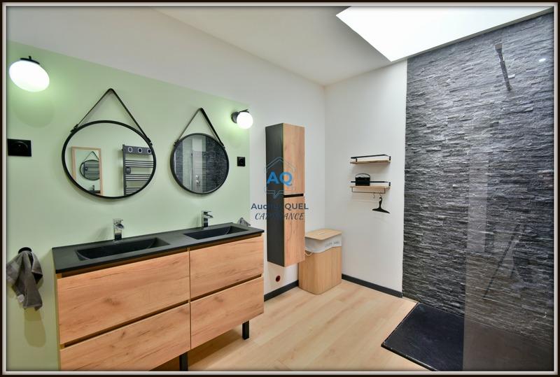 Maison - 250 m² - 8 pièces