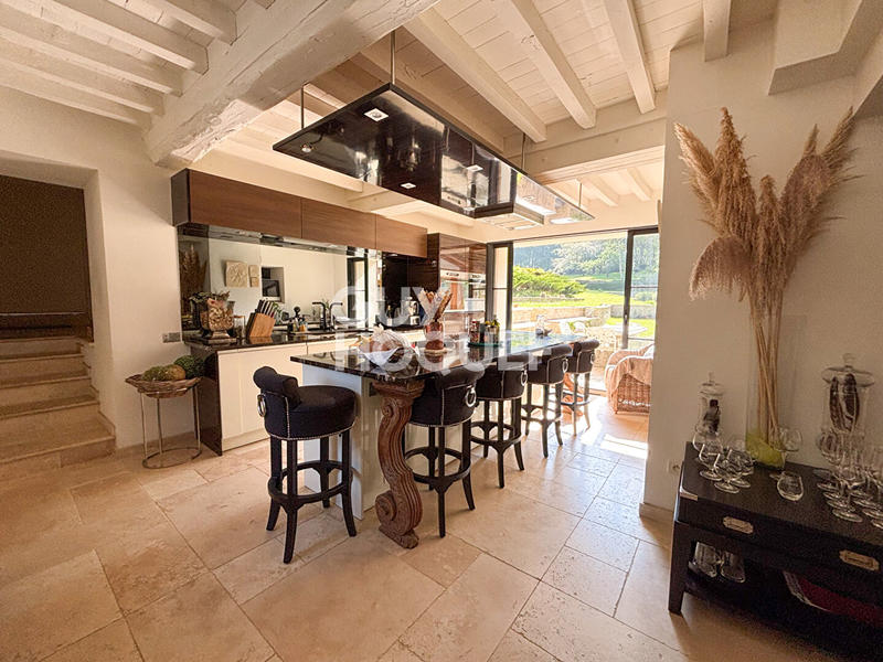 Maison - 460 m² - 16 pièces