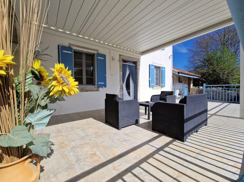 Maison - 236 m² - 10 pièces