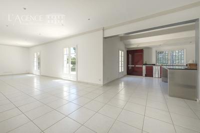 Maison - 260 m² - 8 pièces