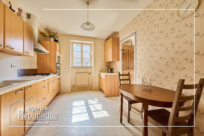 Maison - 320 m² - 13 pièces