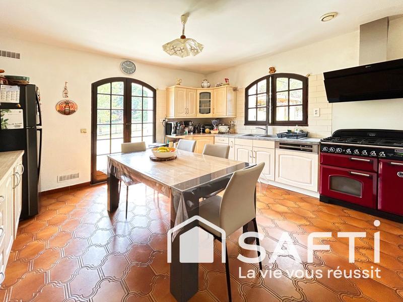 Maison - 235 m² - 6 pièces