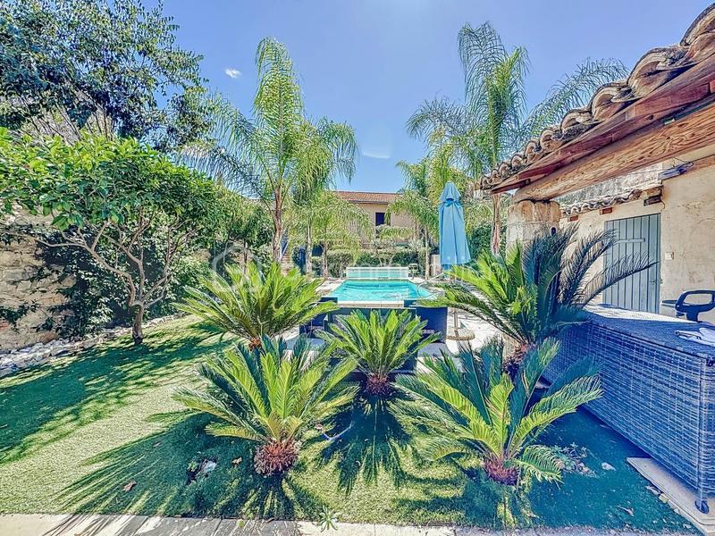 Propriété - 320 m² - 12 pièces