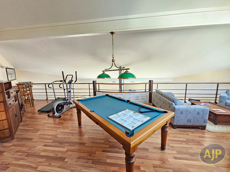 Maison - 240 m² - 6 pièces