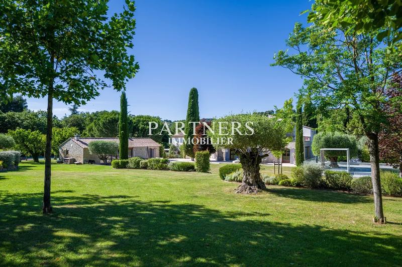 Maison - 465 m² - 11 pièces