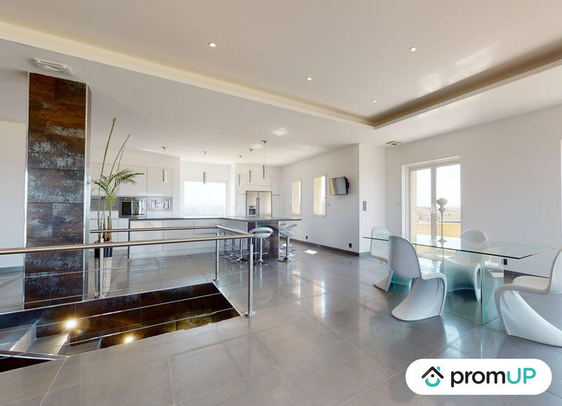 Maison - 330 m² - 6 pièces