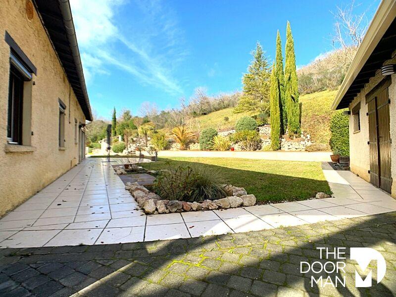 Maison - 220 m² - 8 pièces