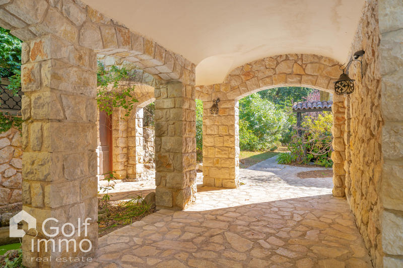 Maison - 300 m² - 8 pièces