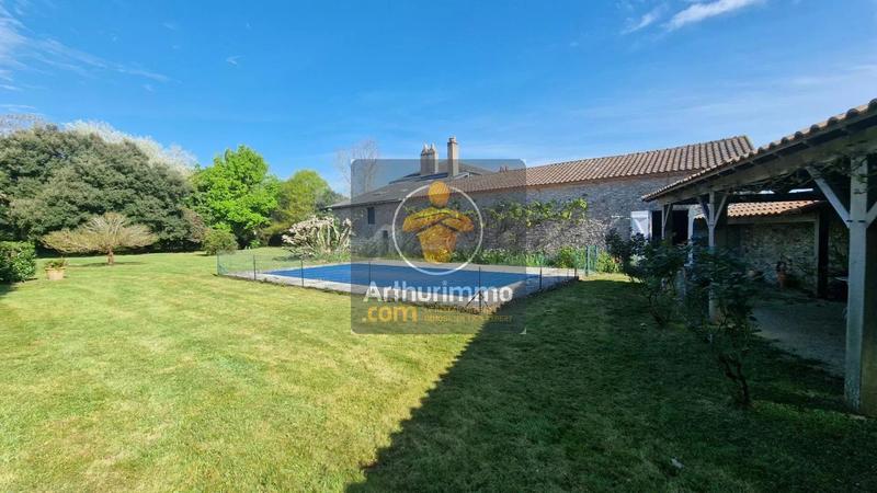 Maison - 270 m² - 11 pièces