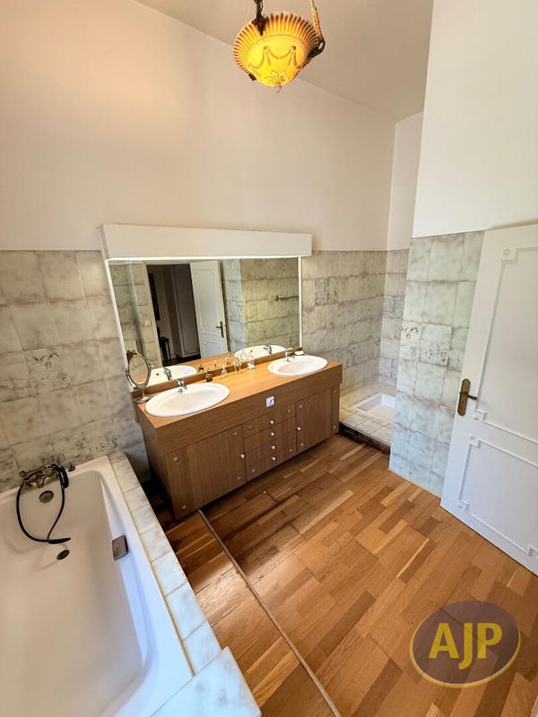 Maison - 200 m² - 7 pièces