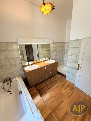 Maison - 200 m² - 7 pièces