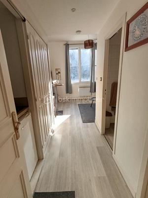 Studio - 90 m² - 4 pièces