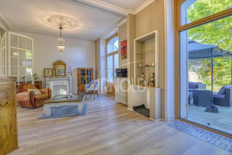 Maison - 217 m² - 8 pièces