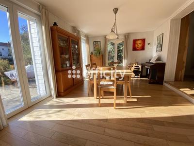 Maison - 184 m² - 8 pièces