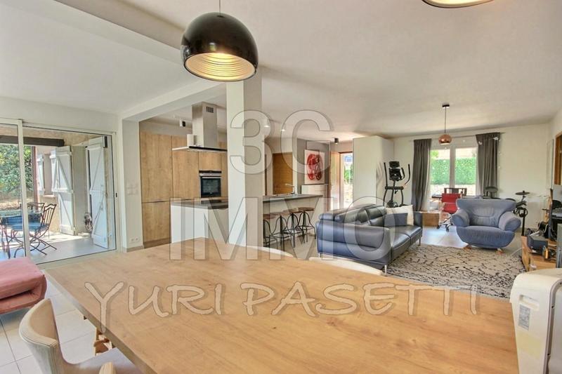 Villa - 1 365 m² - 5 pièces