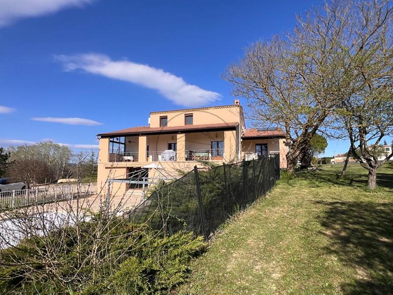 Propriété - 245 m² - 8 pièces