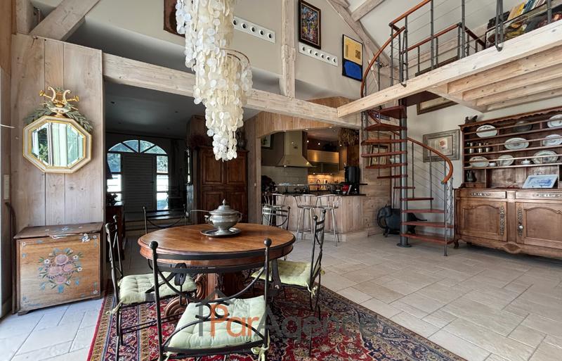 Maison - 235 m² - 6 pièces