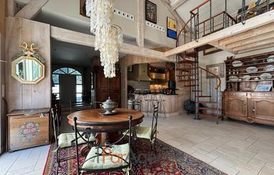 Maison - 235 m² - 6 pièces