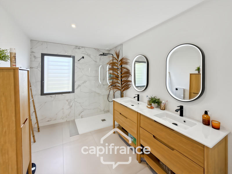 Maison - 220 m² - 8 pièces