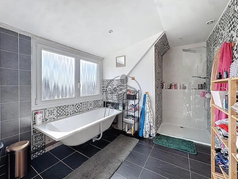 Maison - 96 m² - 5 pièces