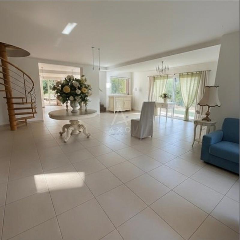 Maison - 280 m² - 6 pièces