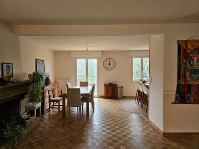 Maison - 202 m² - 9 pièces